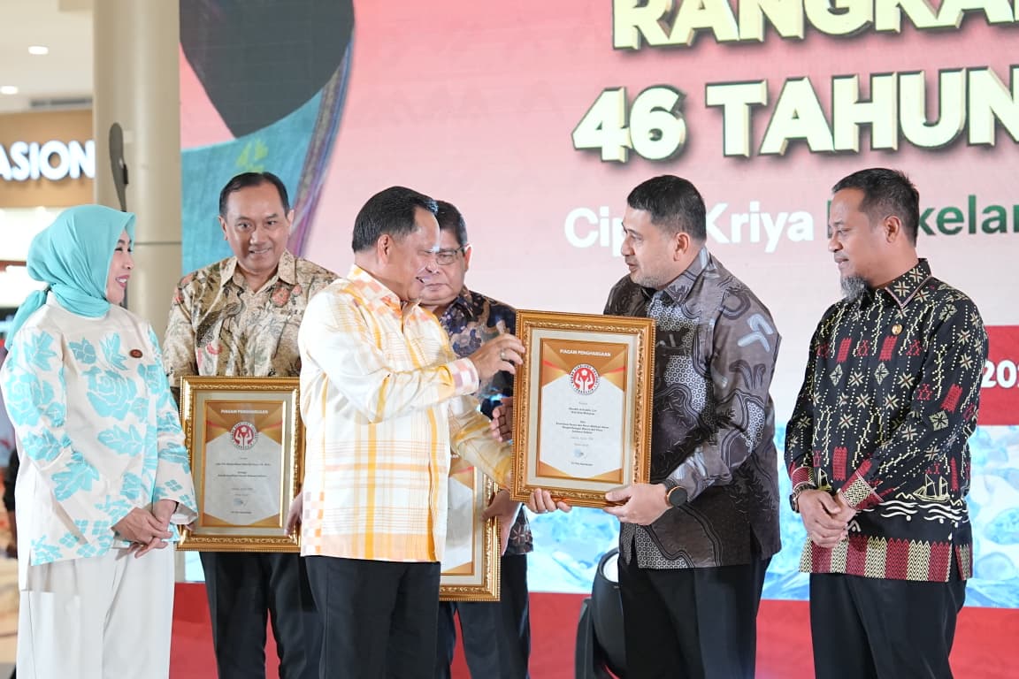 Terima Penghargaan Kemendagri, Munafri Arifuddin Bertekad Genjot Produksi Batik Lontara Khas Makassar