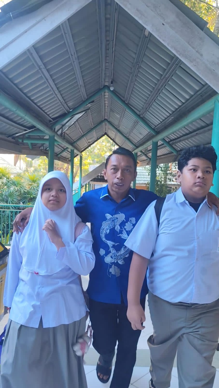 Momen Sederhana Bupati Sidrap Syaharuddin Alrif Antar Buah Hati di Hari Pertama Sekolah