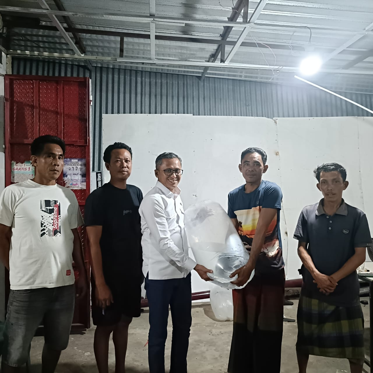 Dukung Ketahanan Pangan, Zulfikar Limolang Salurkan 20.000 Bibit Ikan Nila di Luwu dan Luwu Utara