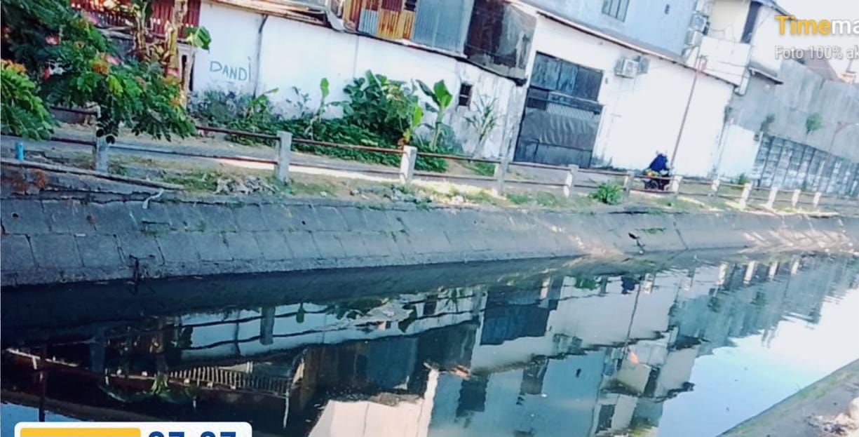 Pemkot Makassar Lewat Kelurahan Tamamaung Bersihkan Drainase dan Kanal di Hari Libur