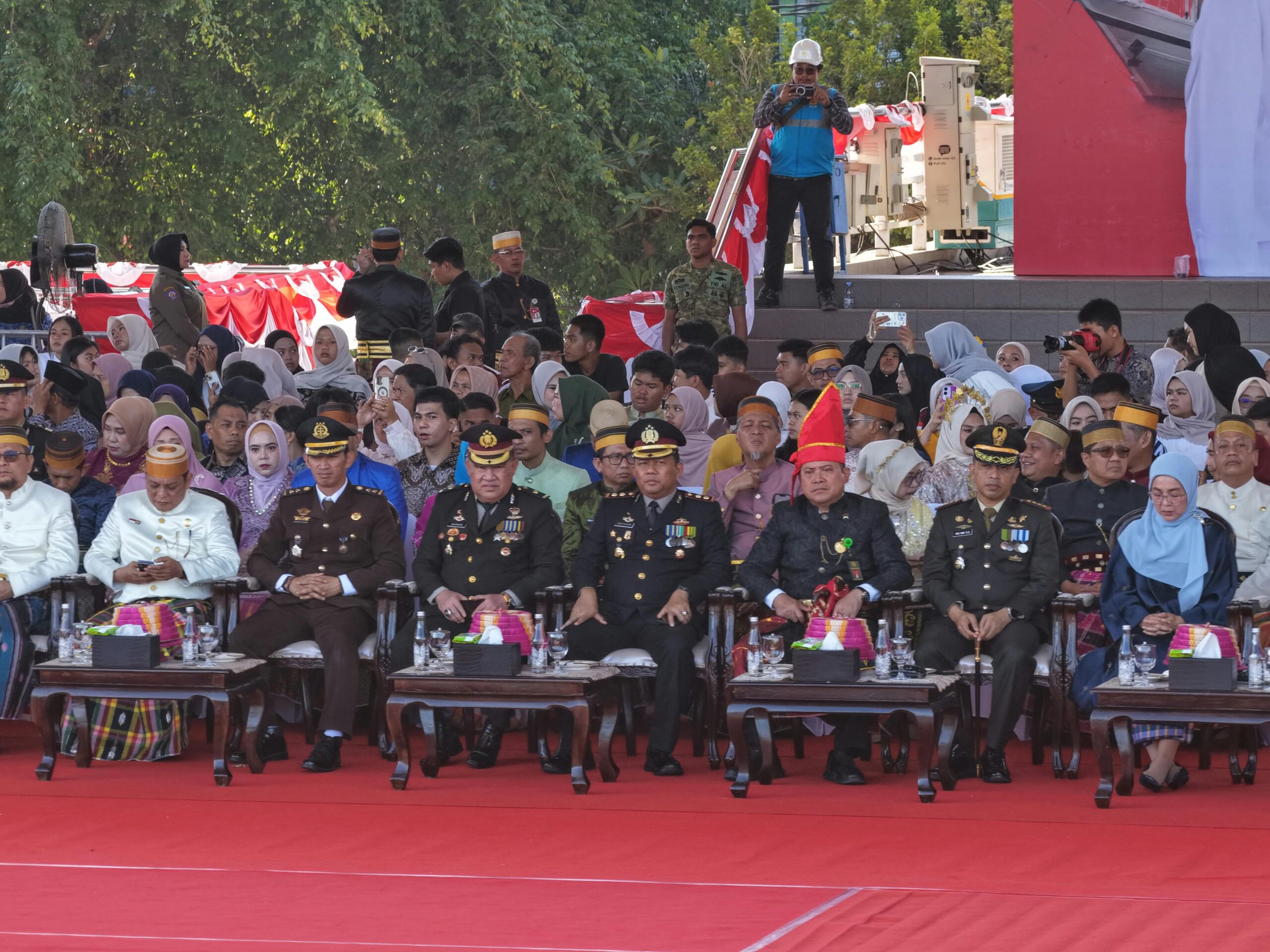 Munafri-Aliyah Kenakan Pakaian Adat di Upacara Penurunan Bendera HUT RI ke-81 Kota Makassar