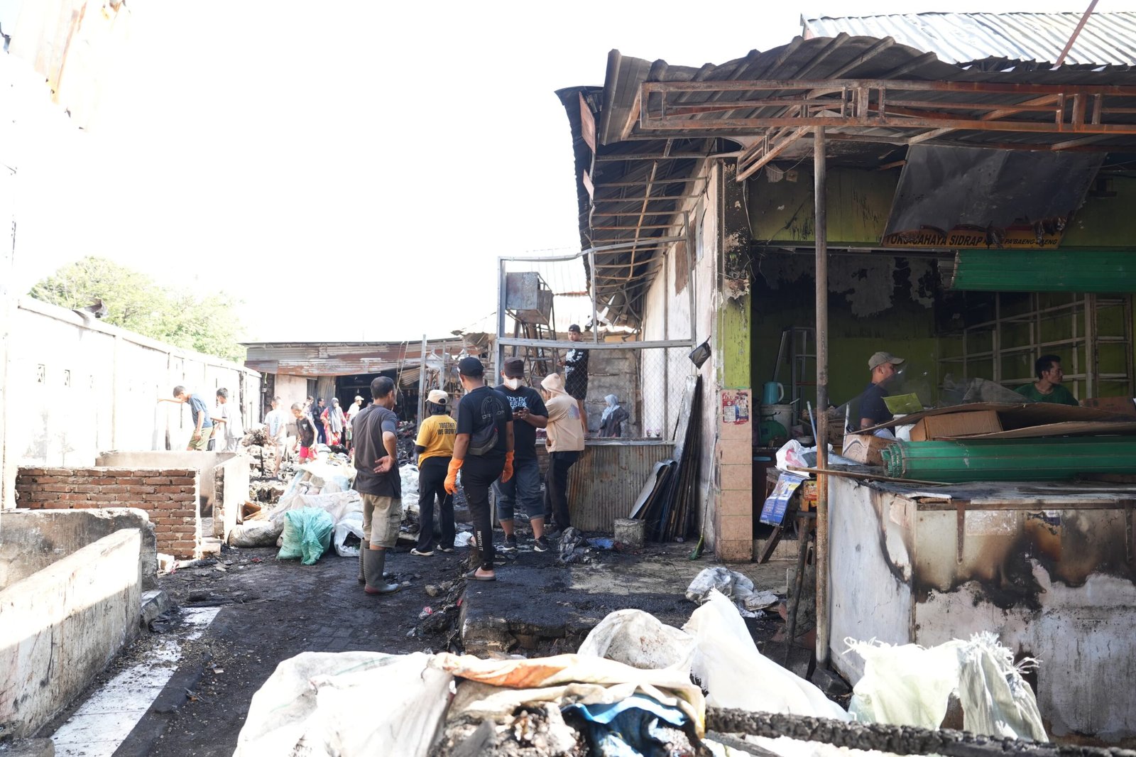 Munafri Temui Korban Kebakaran Asrama TNI dan  Serahkan Bantuan