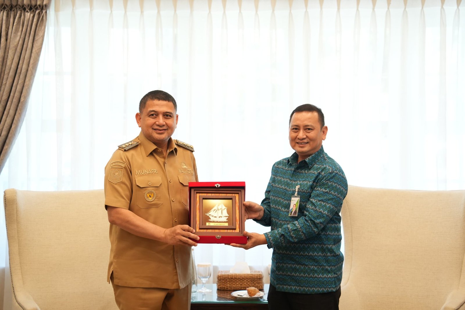 Pemkot Makassar dan BPJS Serahkan Santunan Ratusan Juta untuk Ahli Waris Pekerja Rentan