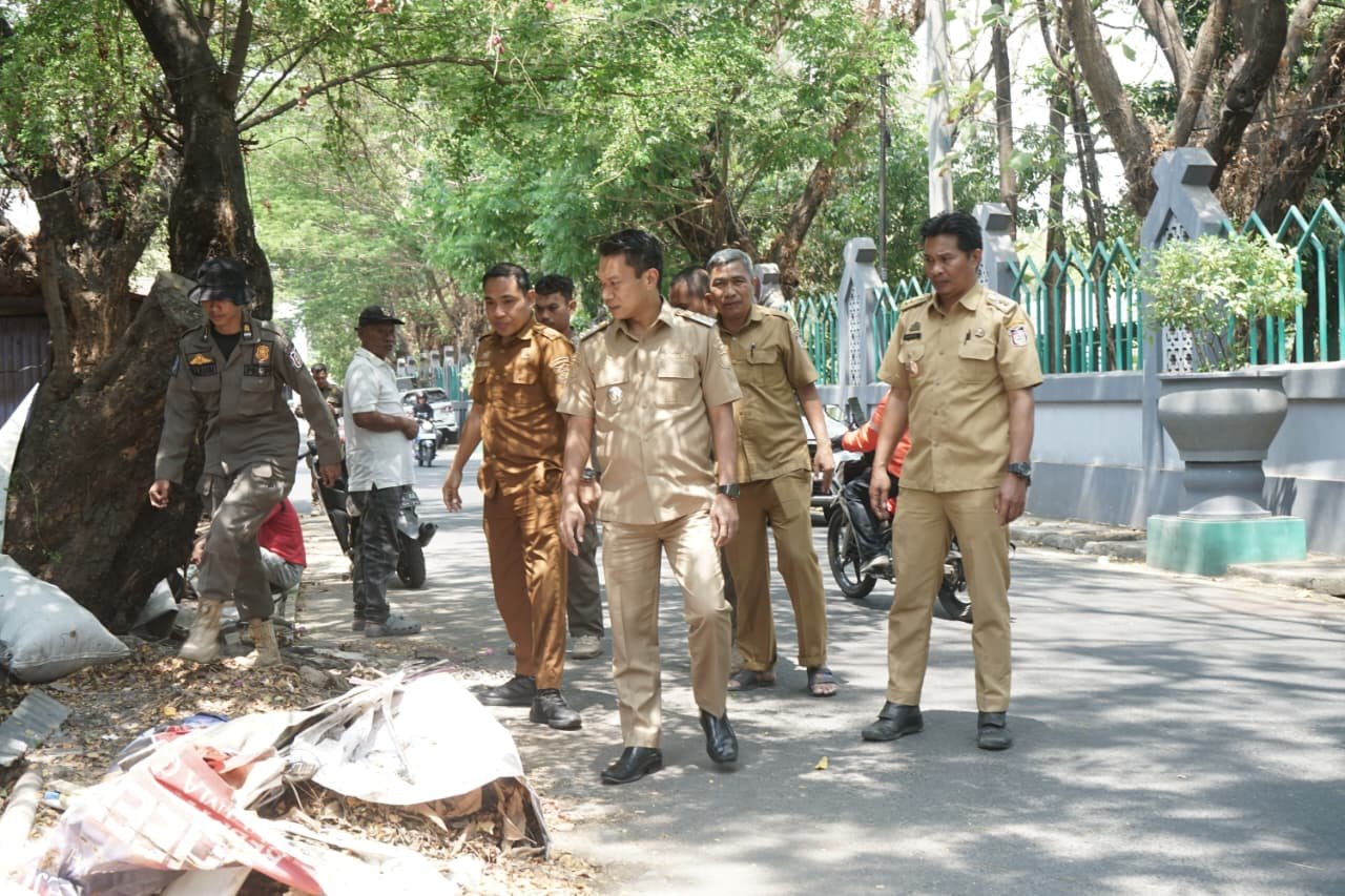 Pemerintah Kecamatan Tallo Tertibkan 14 Lapak PKL di Kawasan Al Markaz Al Islami