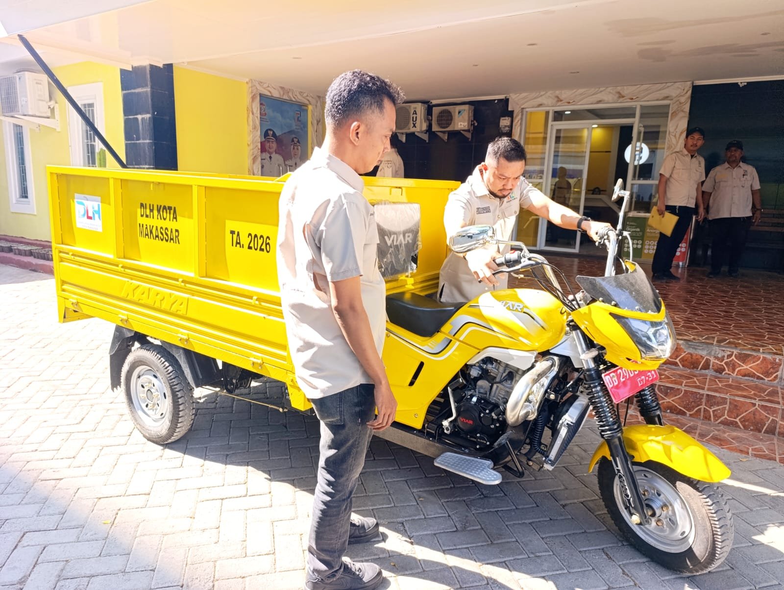 Bantu Petugas Kebersihan, DLH Makassar Hibahkan Motor Tiga Roda untuk Pasar Senggol