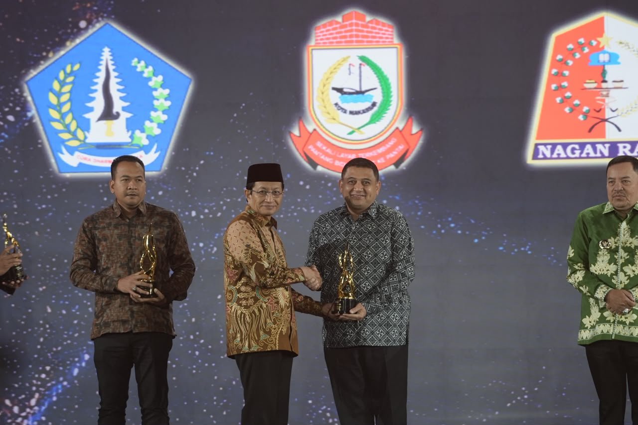 Komitmen Pendidikan Merata, Wali Kota Makassar Terima Penghargaan dari Menteri Agama