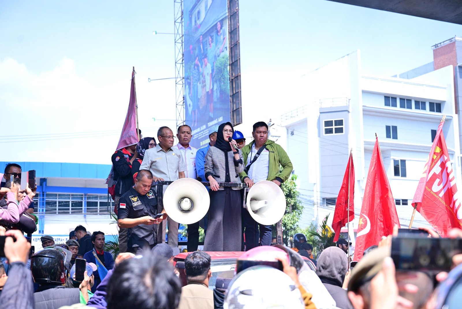 Temui Demo Buruh, DPRD Sulsel Sepakati Rekomendasi RUU Ketenagakerjaan dan Dorong SPBU 24 Jam