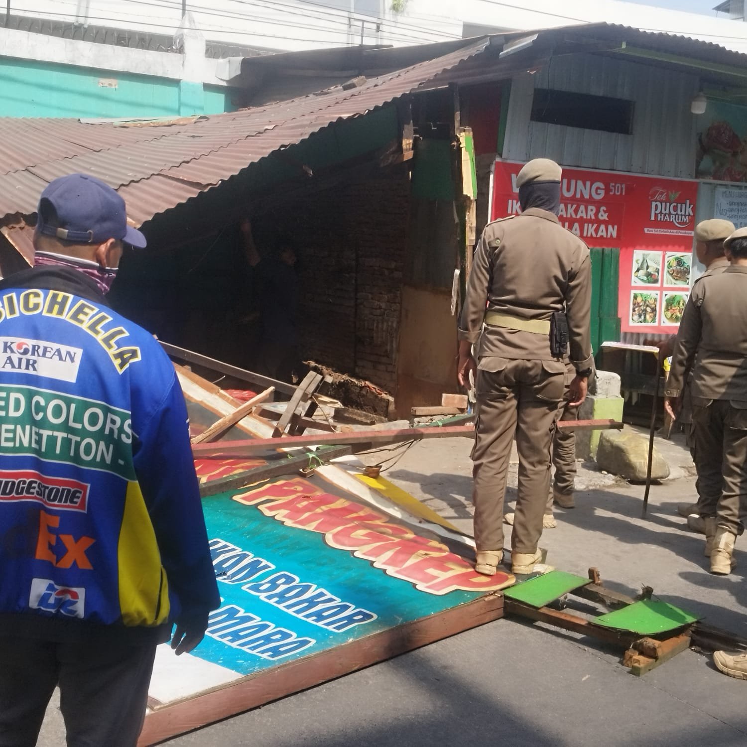 Setelah 20 Tahun Menempati Fasum, 10 Lapak di Gunung Lompo Battang Dibongkar Mandiri