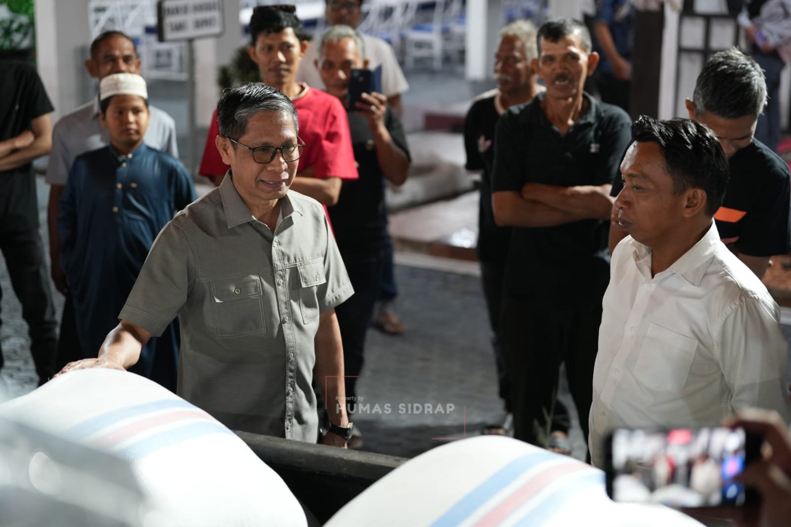 Sukses Panen di Musim Kemarau, Petani Sidrap Serahkan Dua Karung Gabah ke Bupati