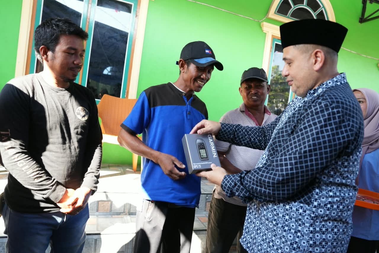 Pemkot Makassar Bagikan 143 GPS ke Nelayan Lumu-lumu demi Keselamatan dan Hemat BBM