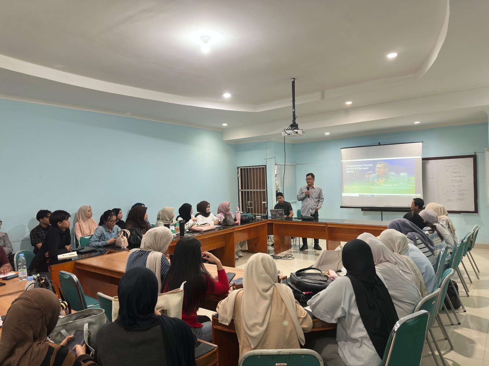 Kuliah Umum Unhas: Tantangan Bawaslu Sulsel Awasi Pemilu di Era Digital