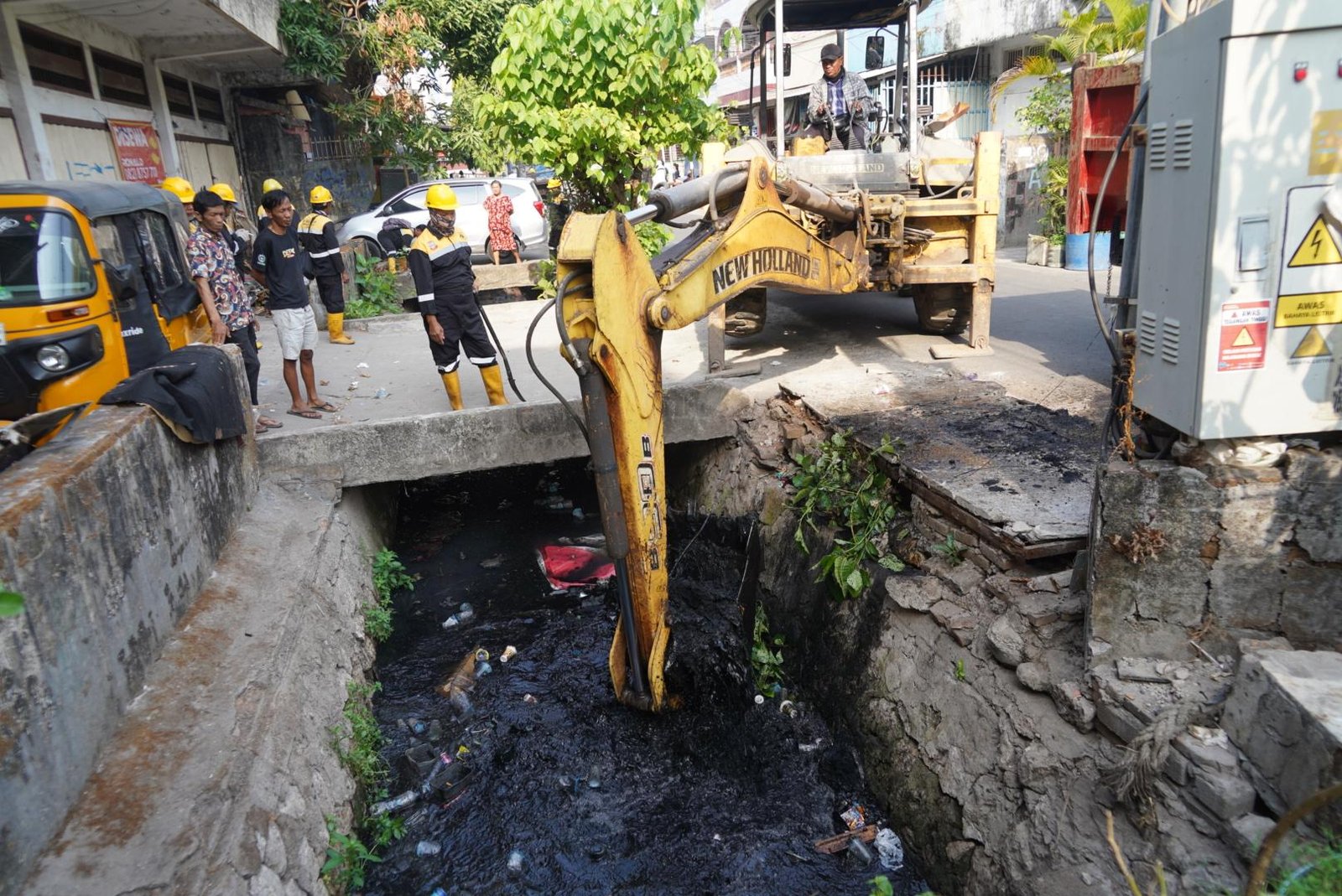 Cegah Genangan, Bangunan Liar di Atas Saluran Air Jalan Sungai Kelara Ditertibkan