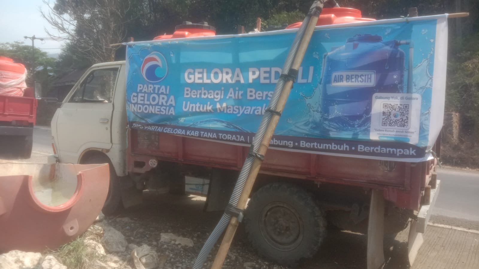 Respon Cepat Kemarau Panjang, DPD Partai Gelora Tana Toraja Bantu Air Bersih Warga