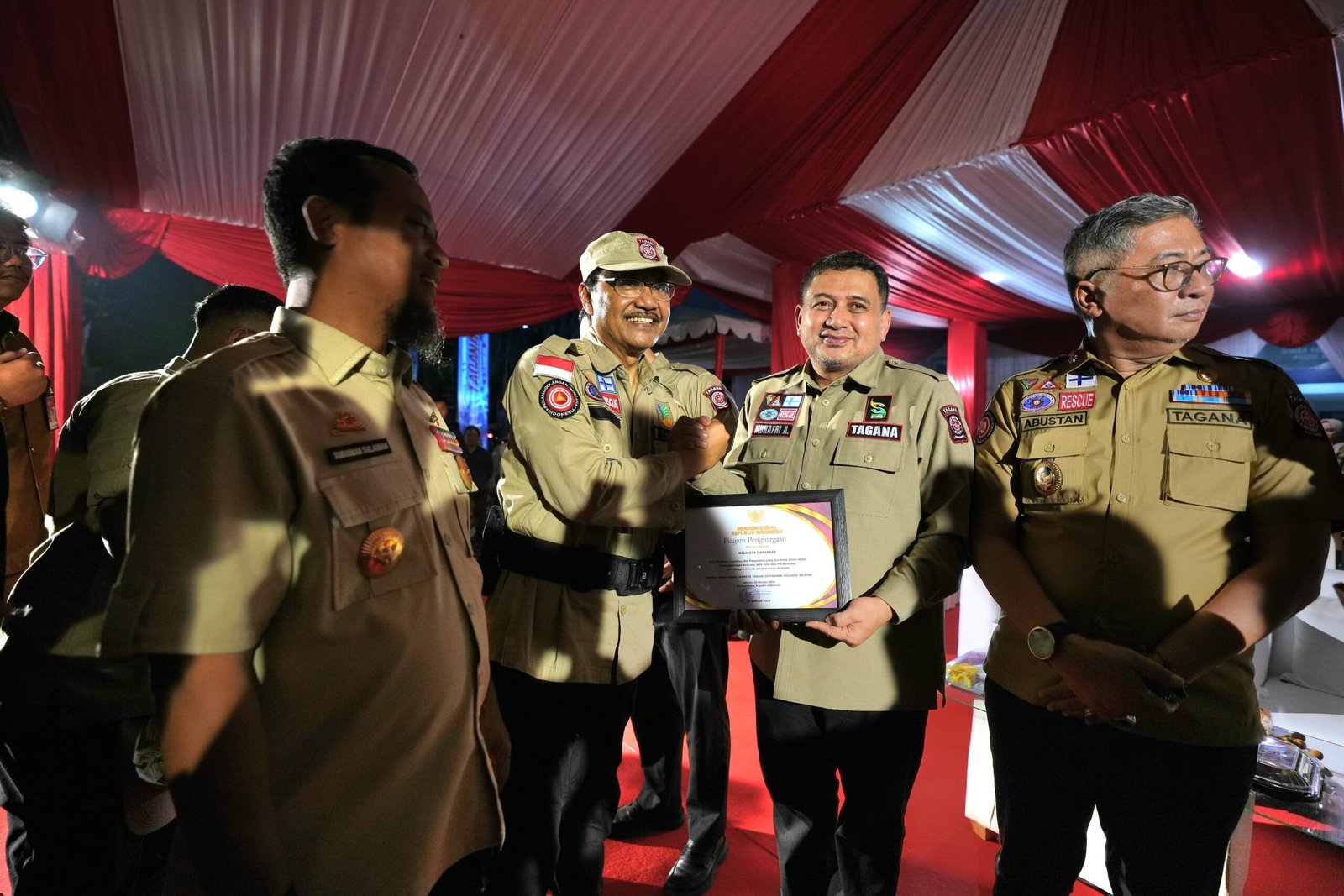 Dedikasi Penanggulangan Bencana, Wali Kota Makassar Terima Penghargaan dari Mensos RI